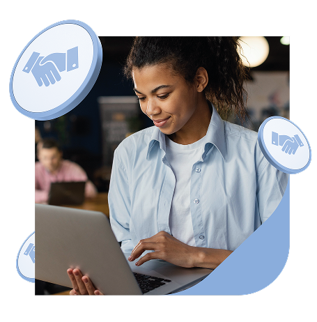 Mulher segurando um laptop